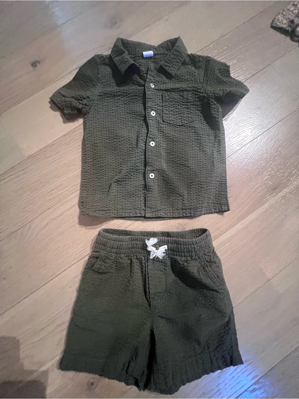 GAP toddler elastic waist shorts in olive green